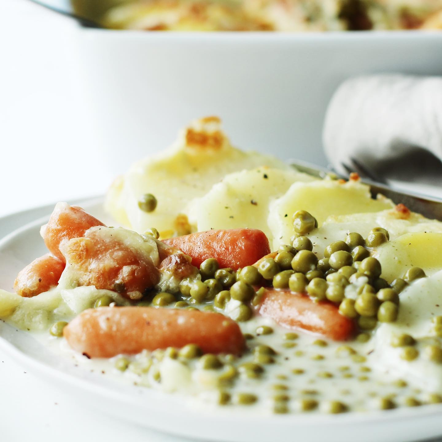 Kartoffel-Kohlrabi-Gratin mit Erbsen und Möhrchen