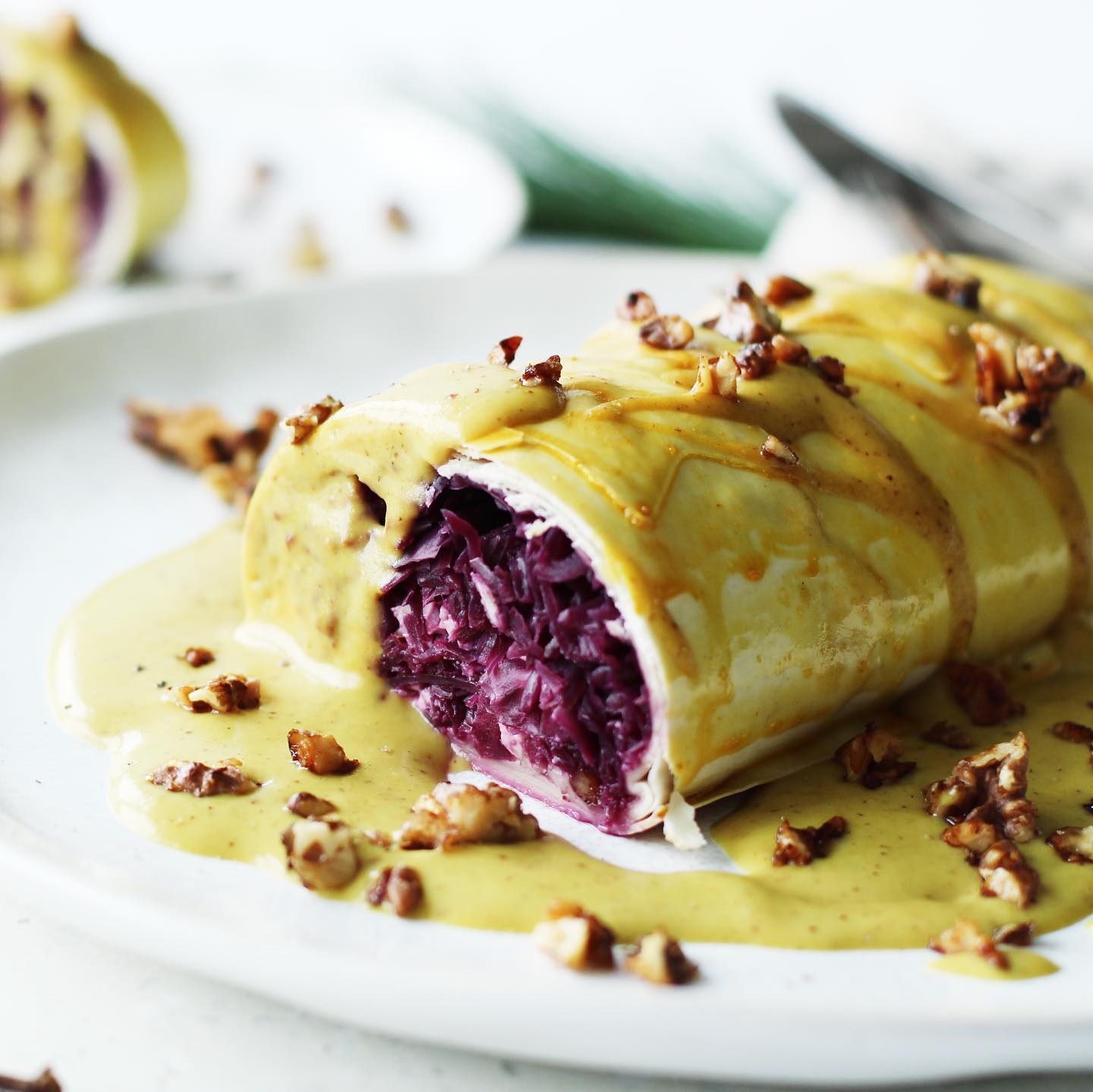Rotkohlstrudel mit Feta und gerösteten Walnüssen