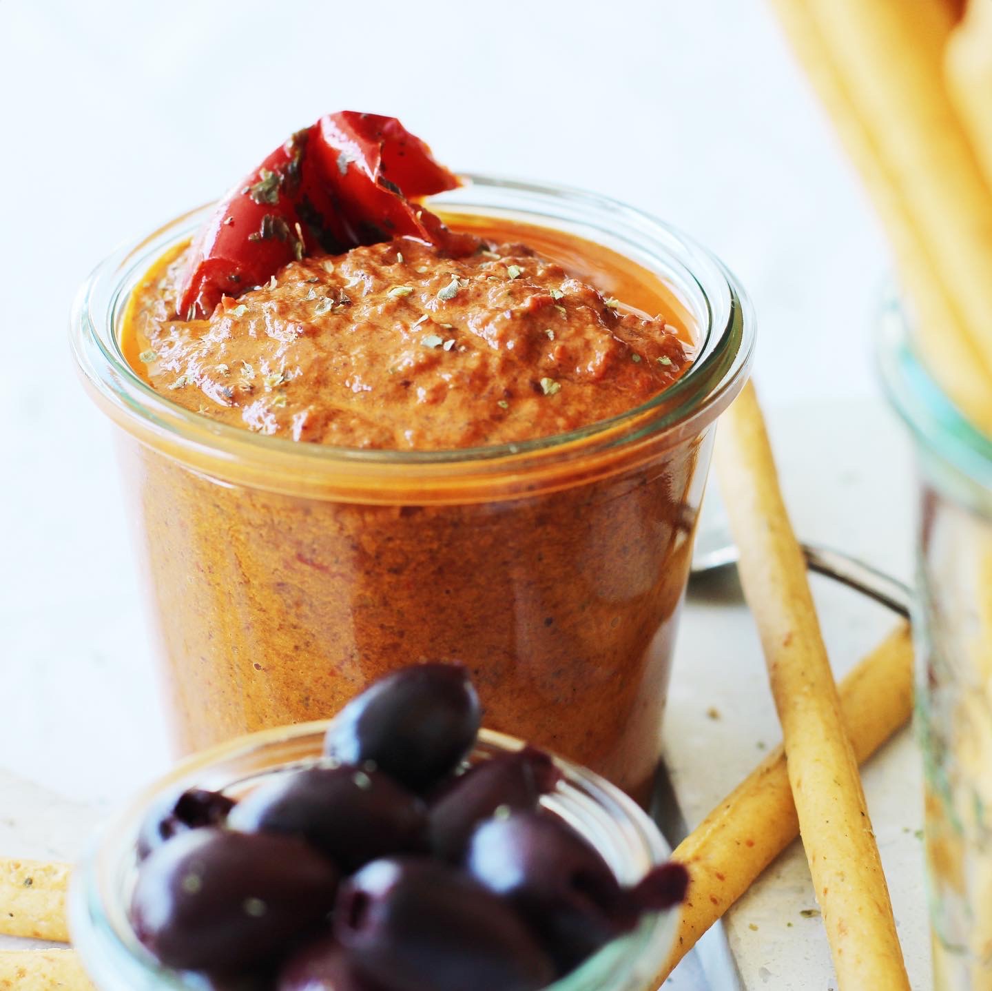Herzhafter Dip aus gegrilltem Paprika und Kalamata Oliven