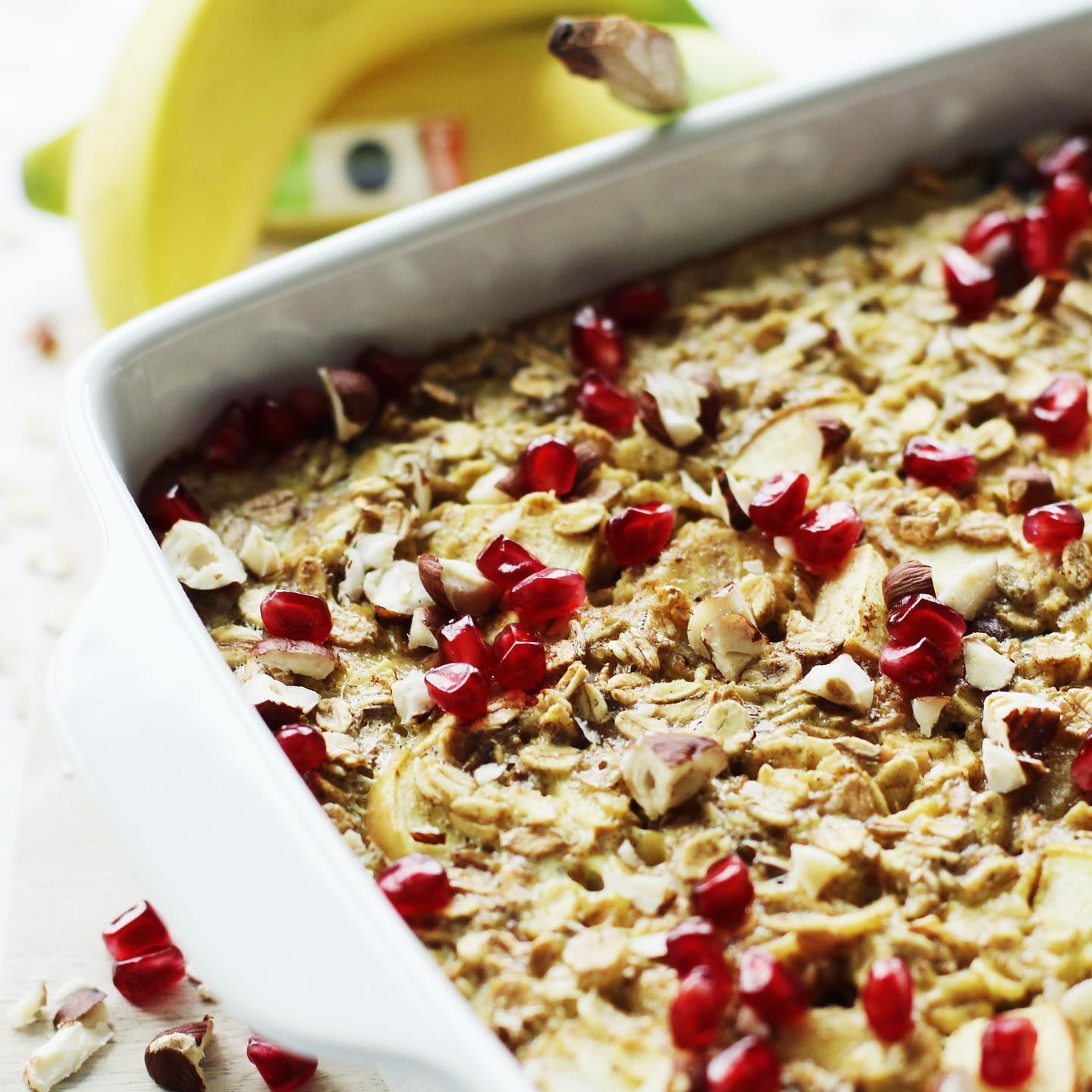 Frühstücksauflauf mit Früchten und Nüssen
