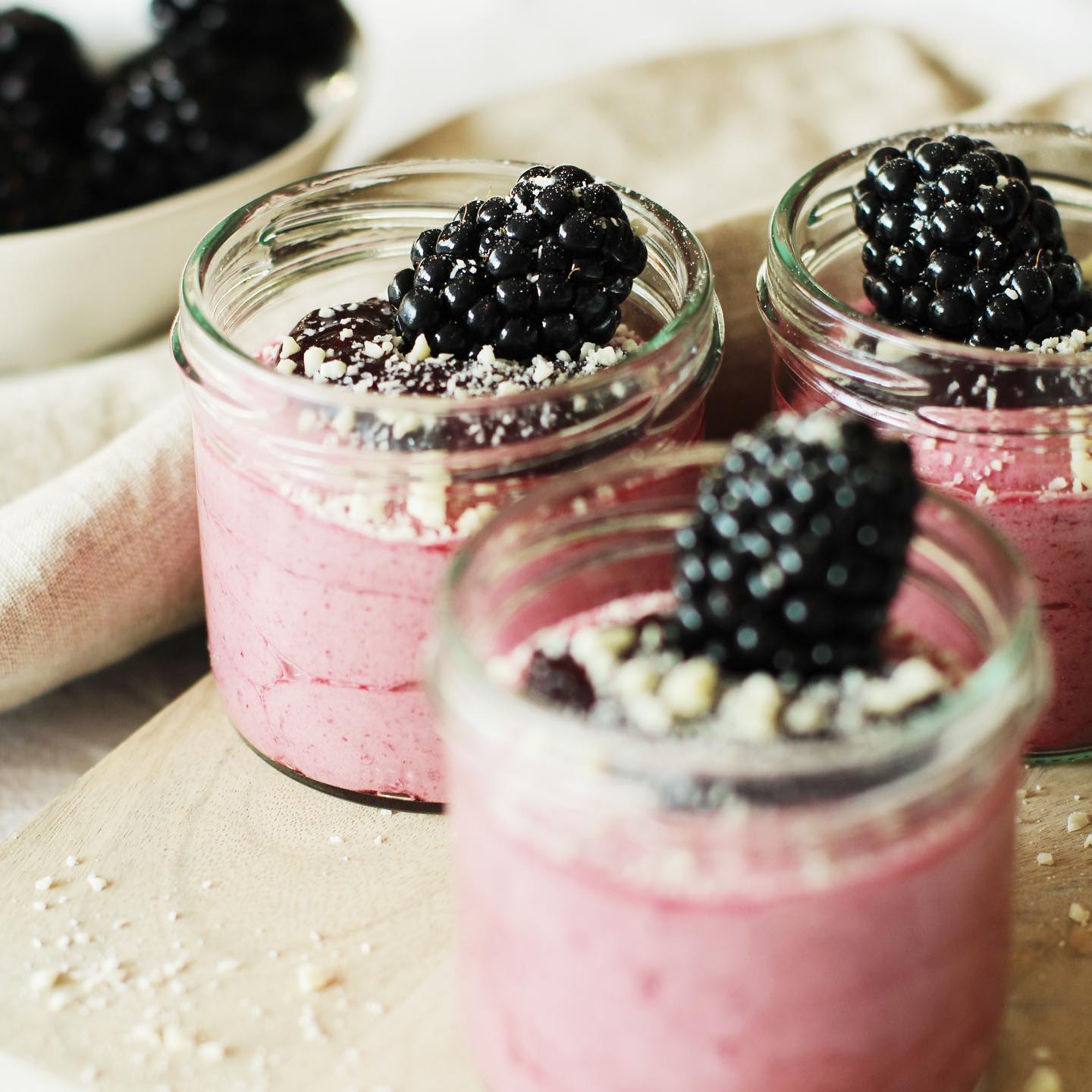 Brombeer-Mousse mit weißer Schokolade