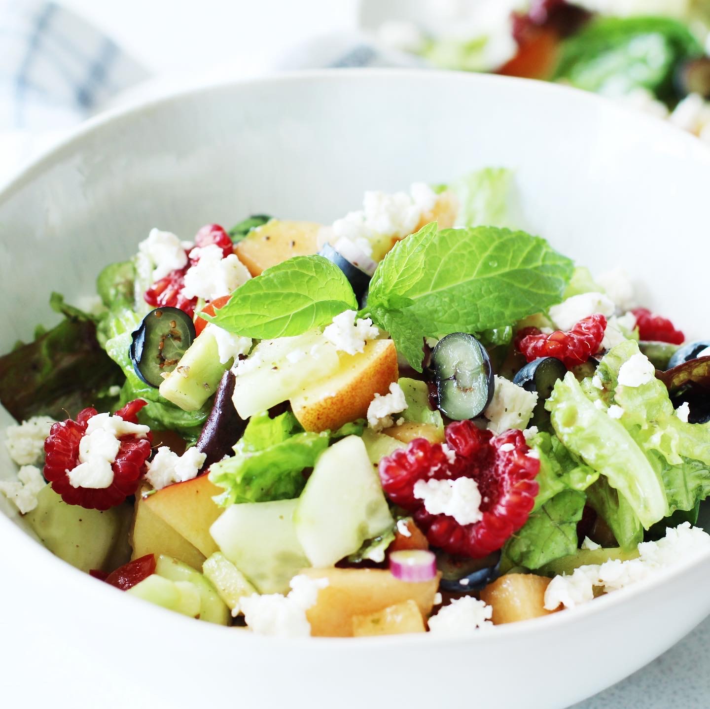 Bunter Sommersalat mit Früchten