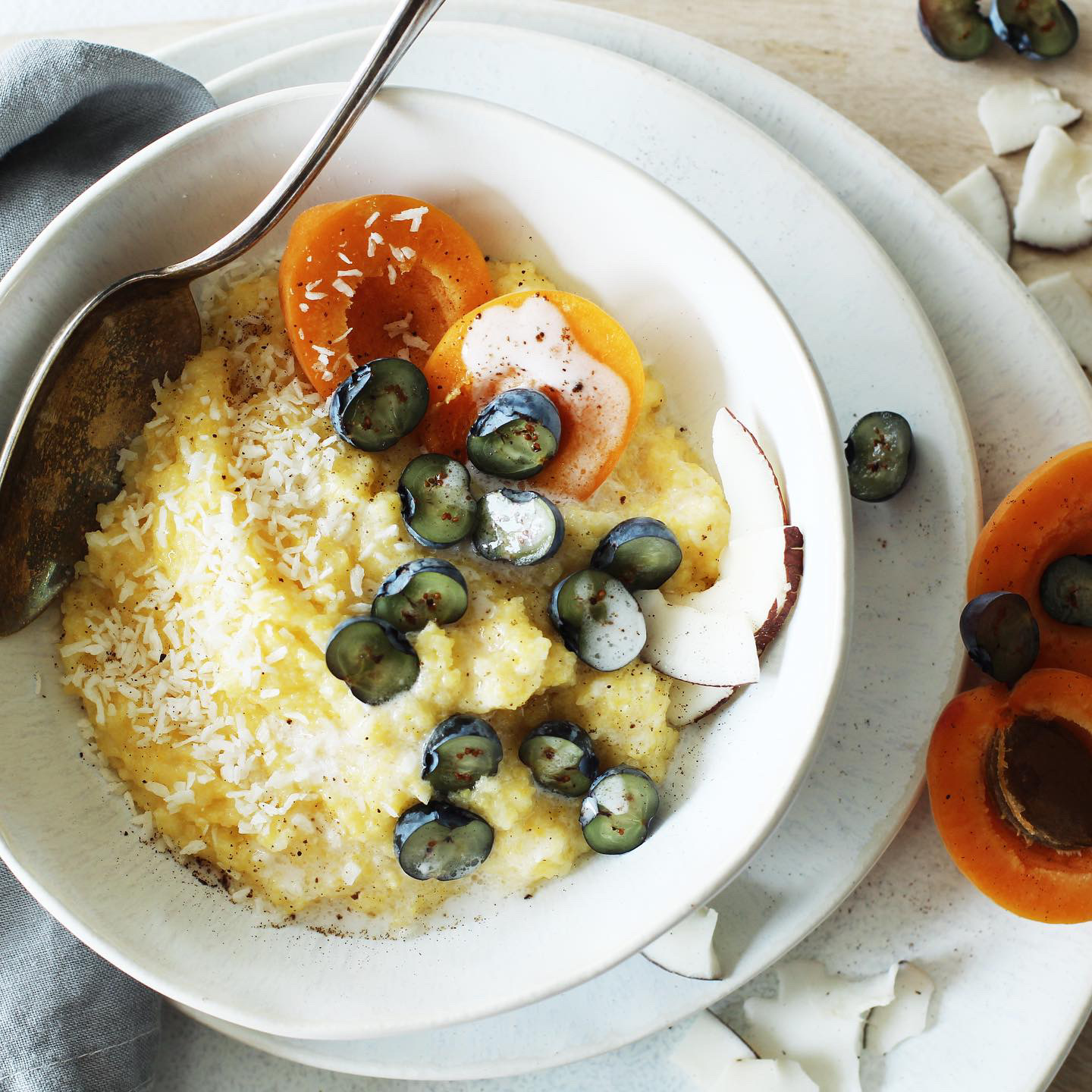 Kokosmilch-Polenta mit Früchten