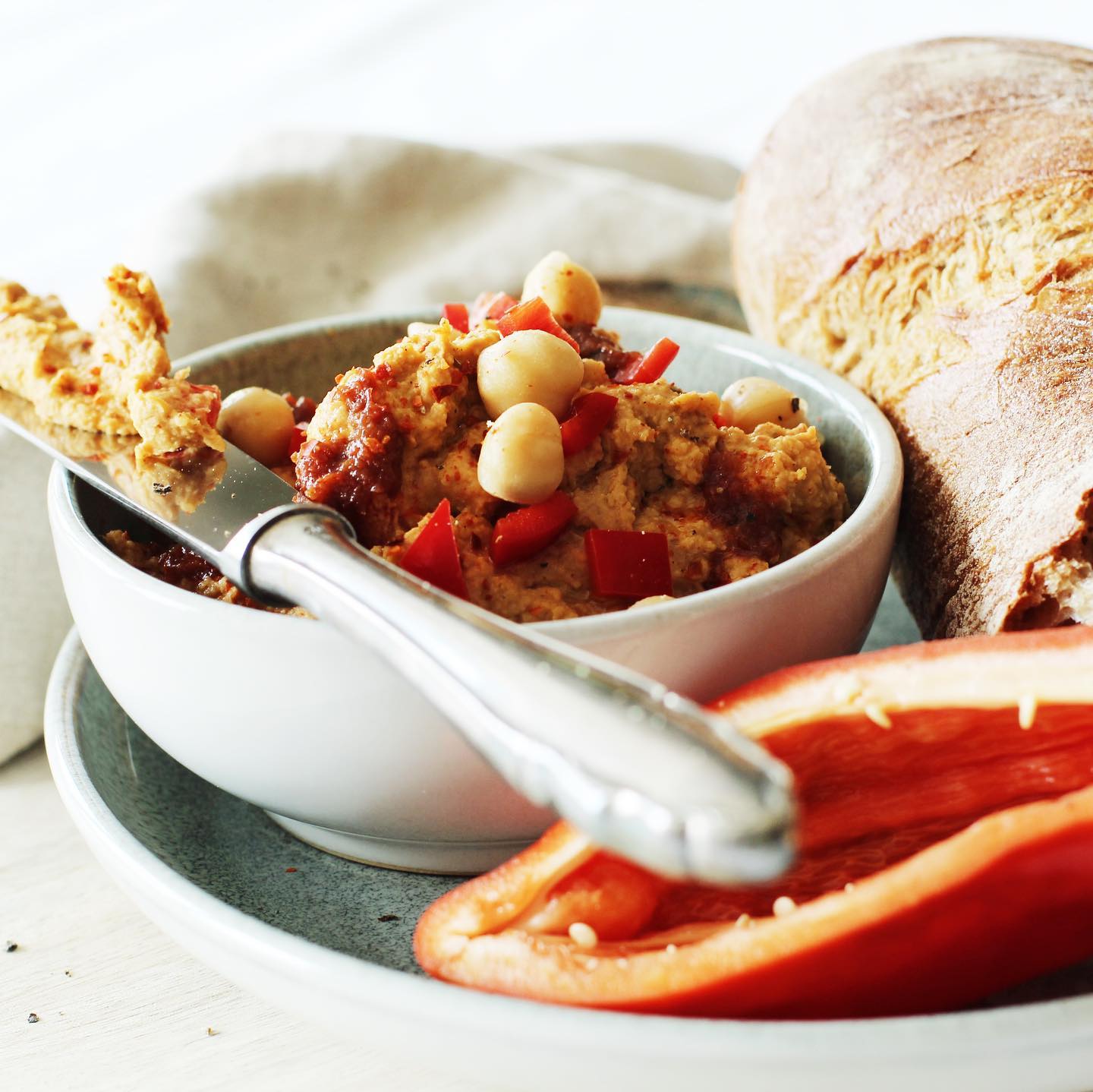 Paprika-Mandel-Hummus