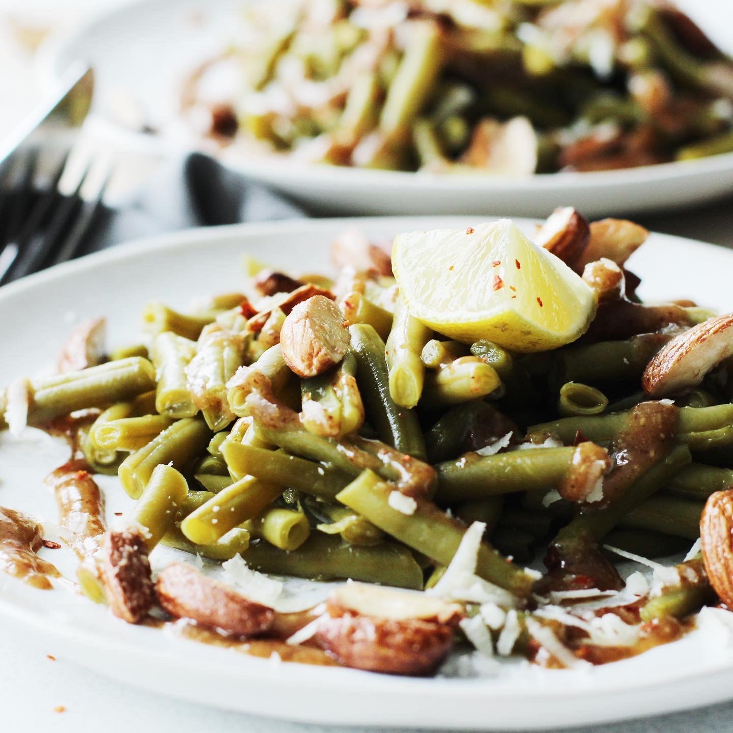 Brechbohnen-Salat mit Mandel-Dressing und glasierten Mandeln