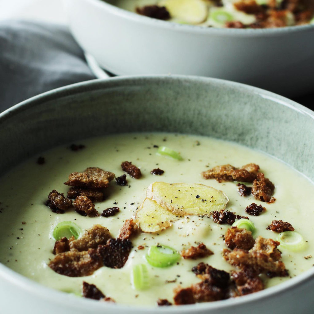 Schwarzwurzel-Cremesuppe mit Ingwer und Knäckebrot-Croûtons - Campo Verde Schwarzwurzel-Cremesuppe mit Ingwer und Knäckebrot-Croûtons - Campo Verde
