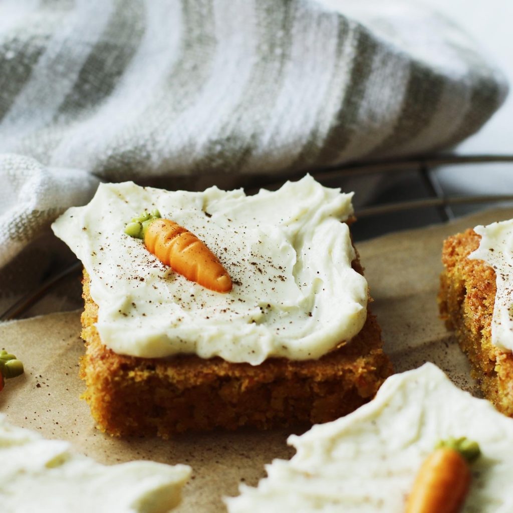 Saftiger Karotten-Blechkuchen mit weißem Schokoladen-Frischkäse ...