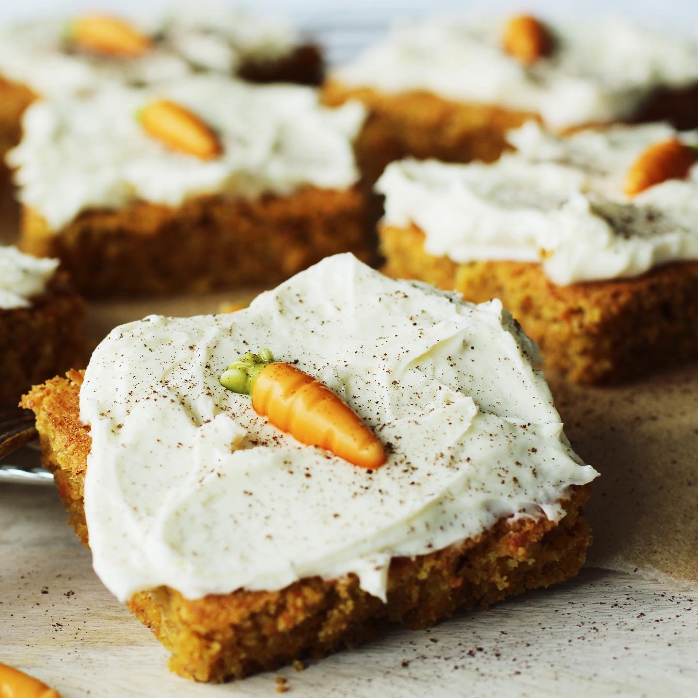 Saftiger Karotten-Blechkuchen mit weißem Schokoladen-Frischkäse-Frosting