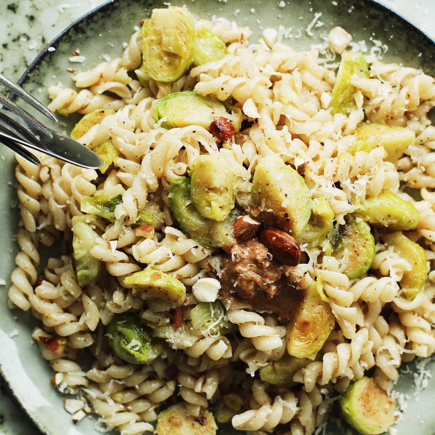 Dinkel Pasta mit geröstetem Rosenkohl und Mandeln - Campo Verde