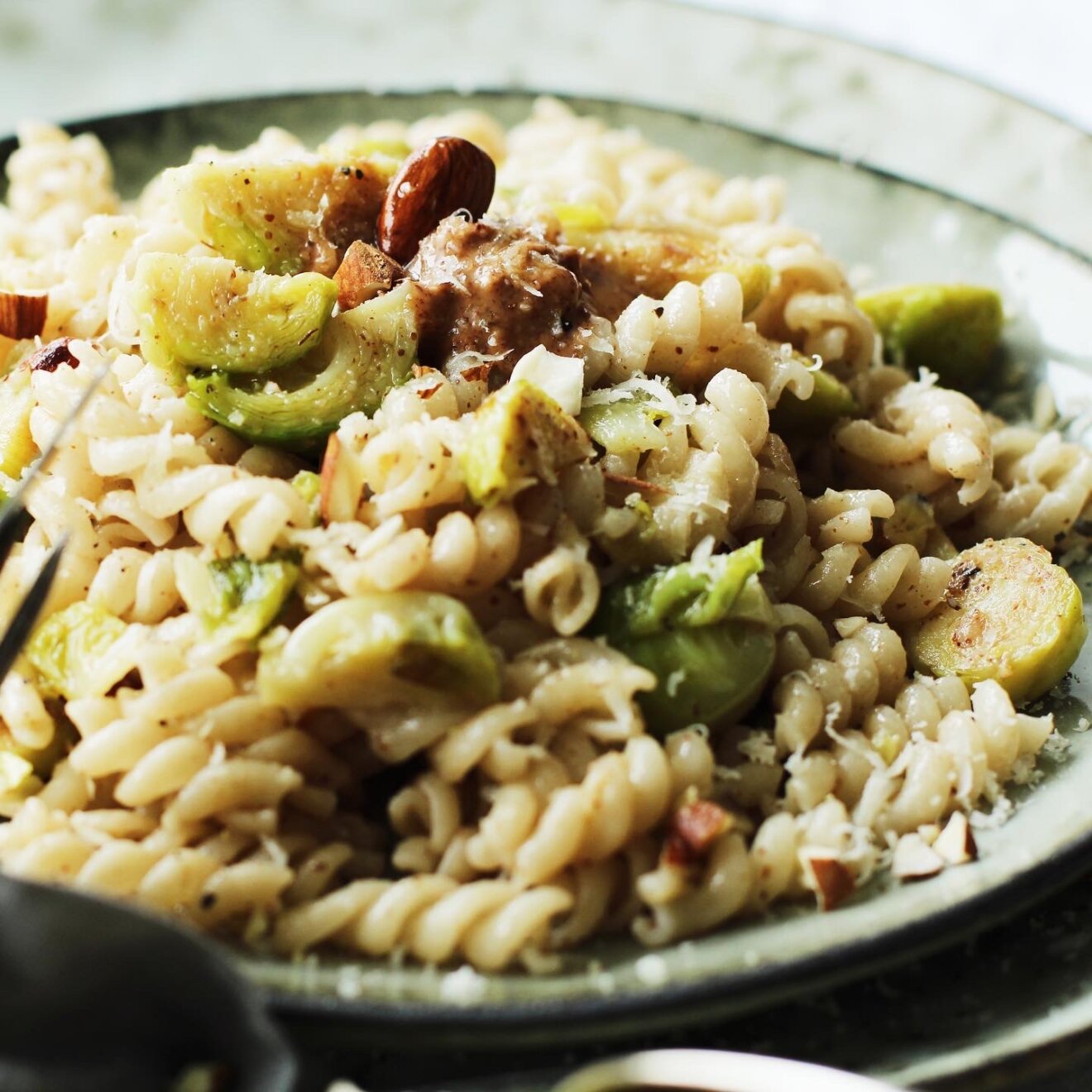 Dinkel Pasta mit geröstetem Rosenkohl und Mandeln Campo Verde