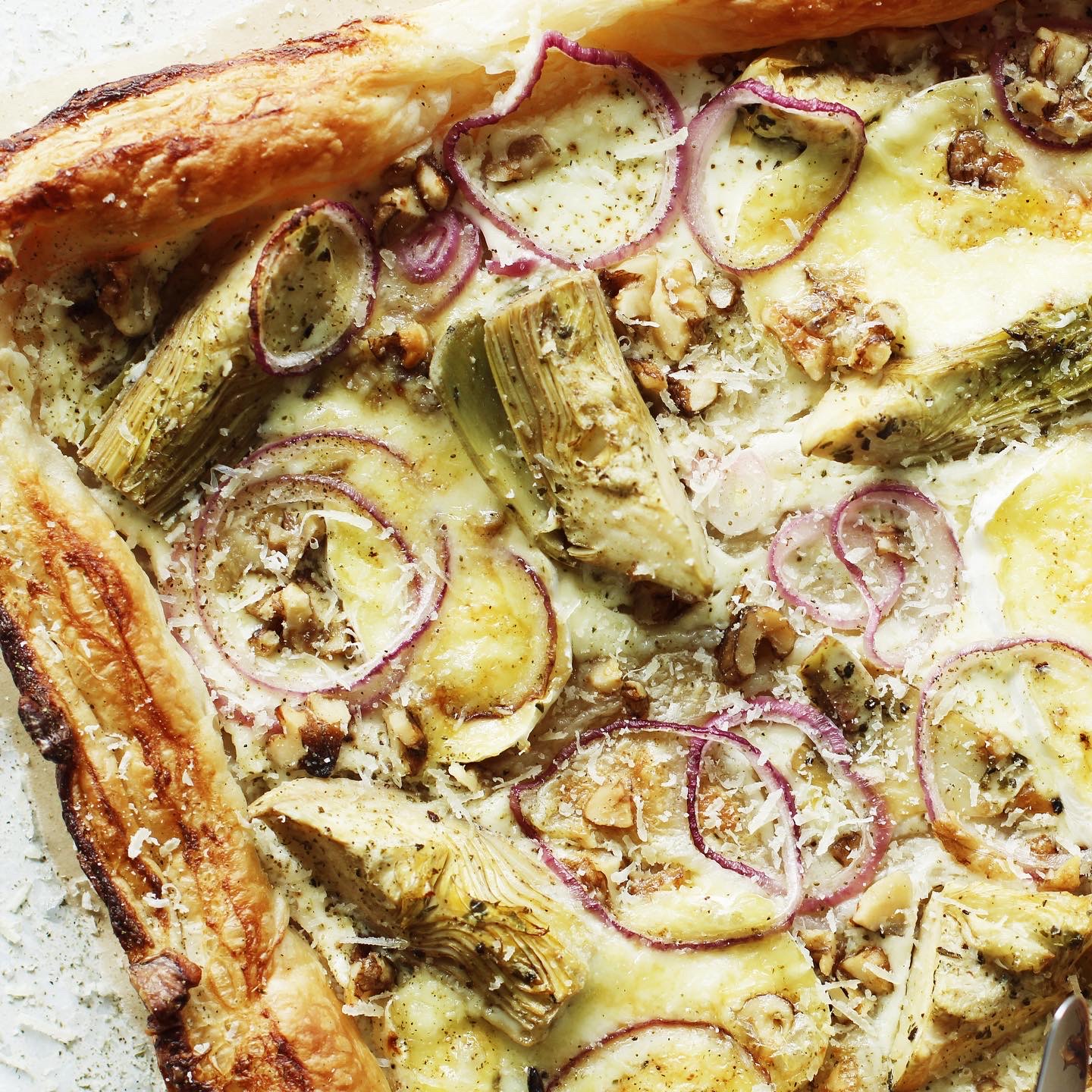 Blätterteig-Tarte mit Artischocken und Camembert