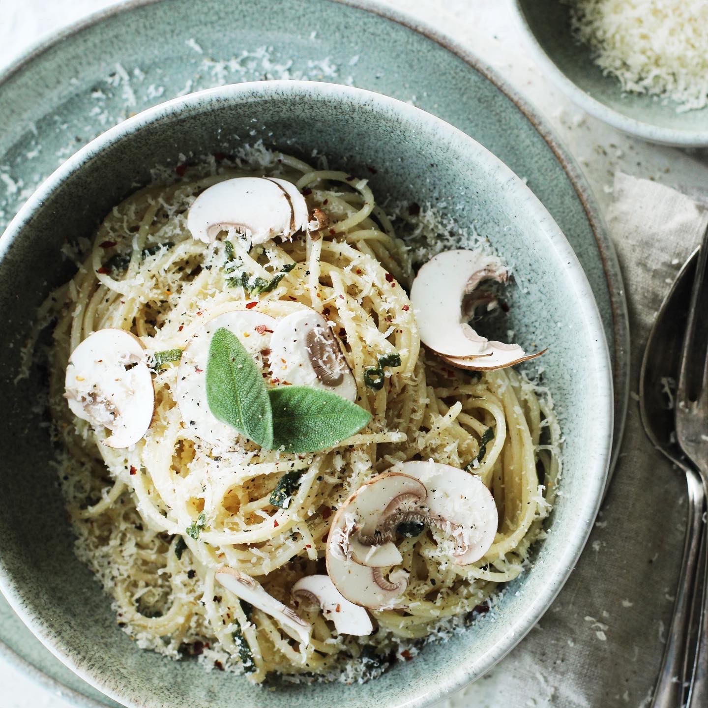 Weihnachtsmenü – Hauptgericht: Dinkel Pasta in Salbei-Butter und Trüffelöl mit Champignon-Carpaccio