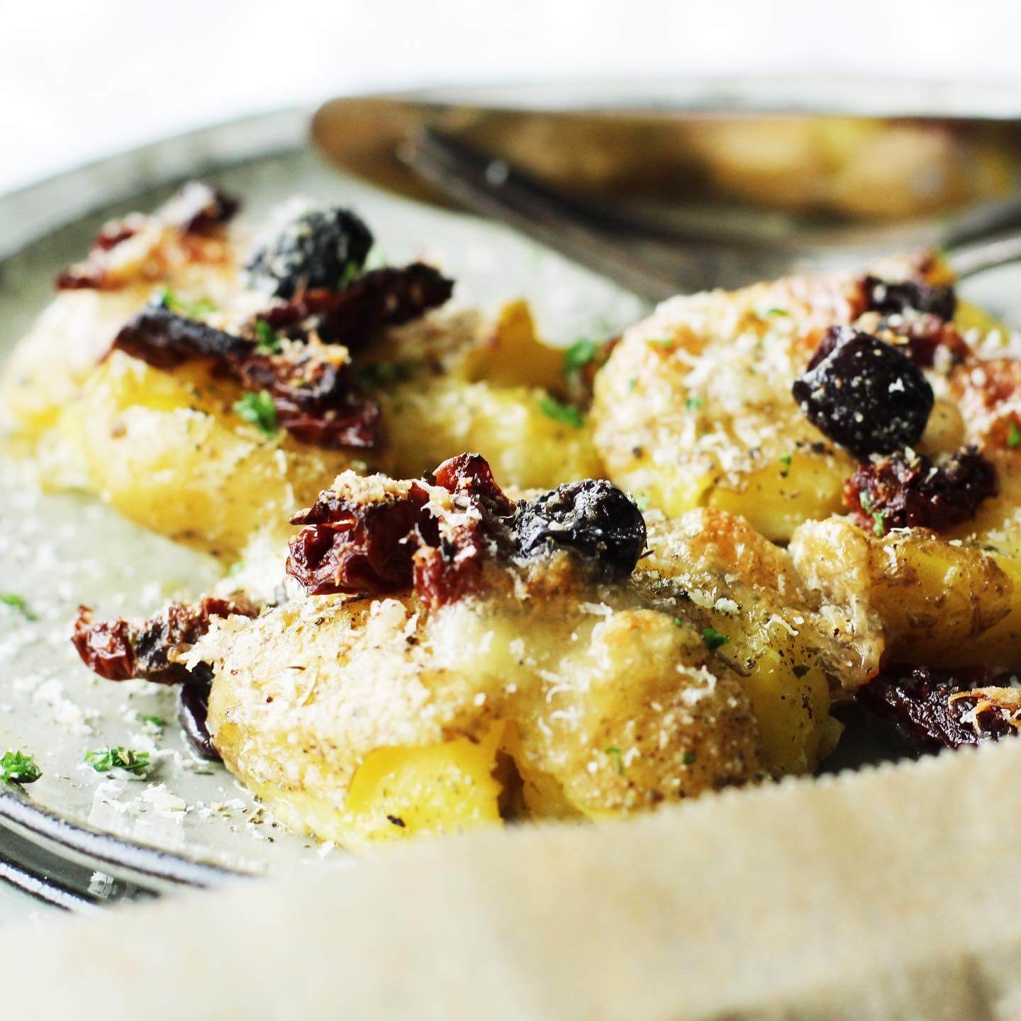 Mediterran überbackene Smashed Potatoes