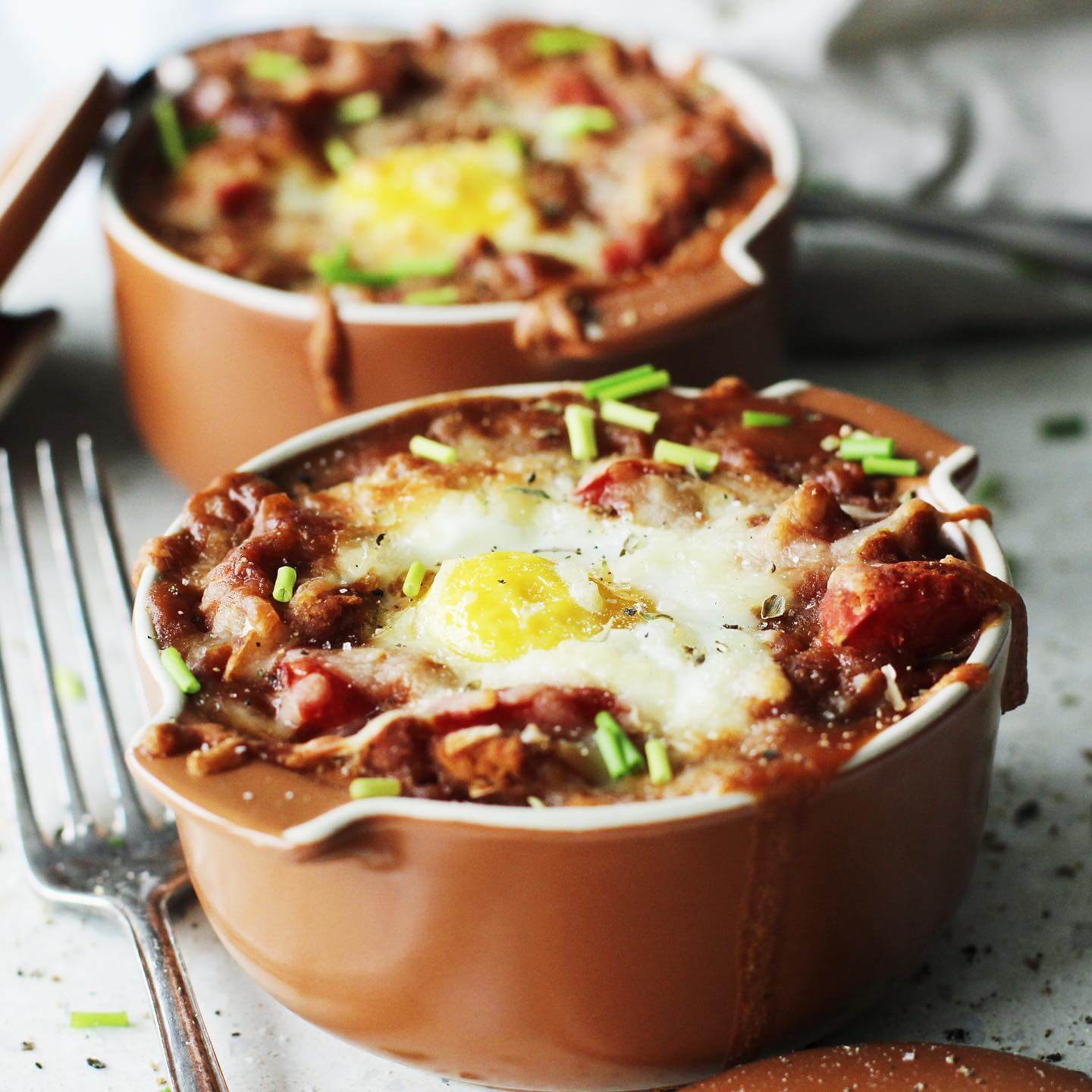 Überbackene Baked Beans mit Ei
