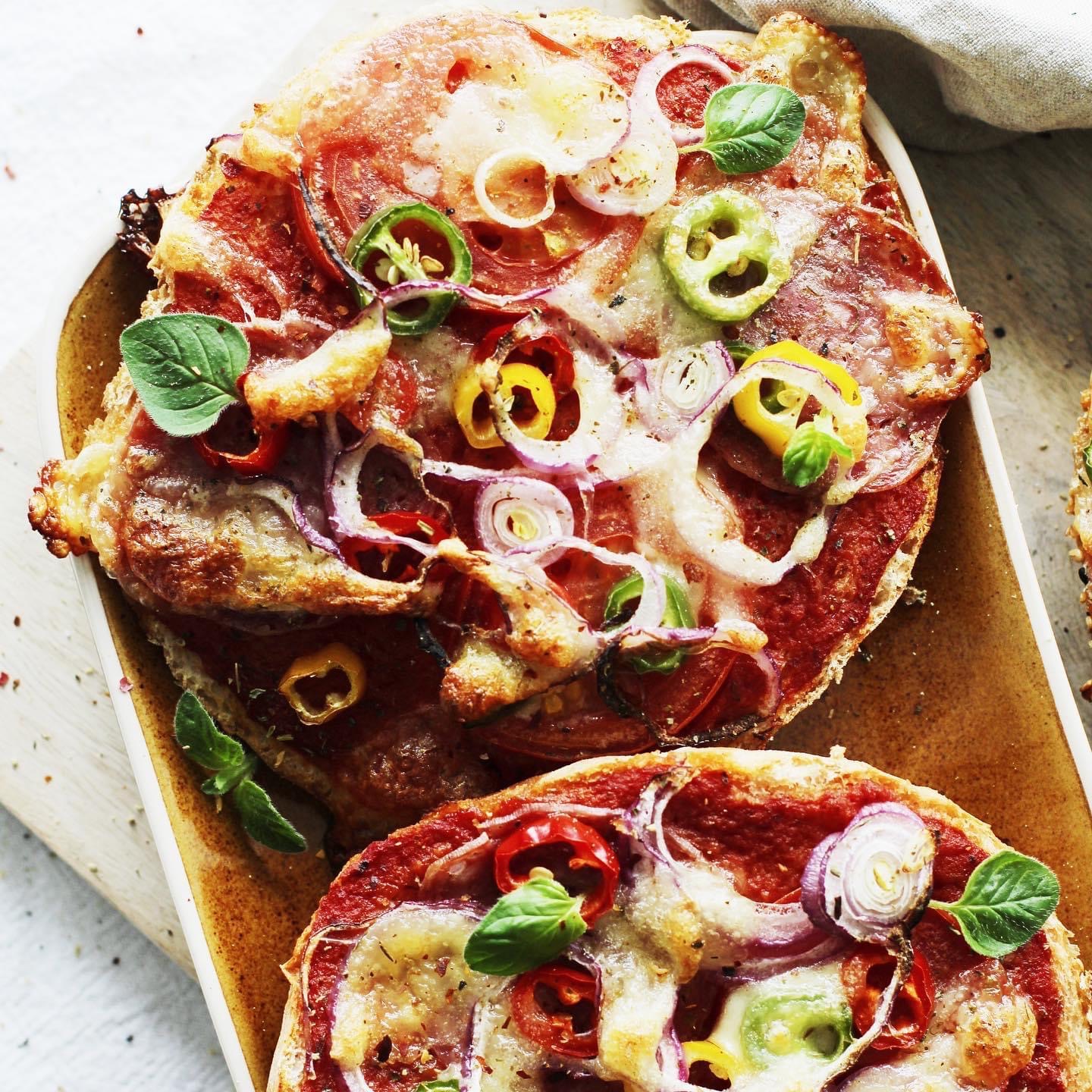 Scharfe Fladenbrot-Pizza