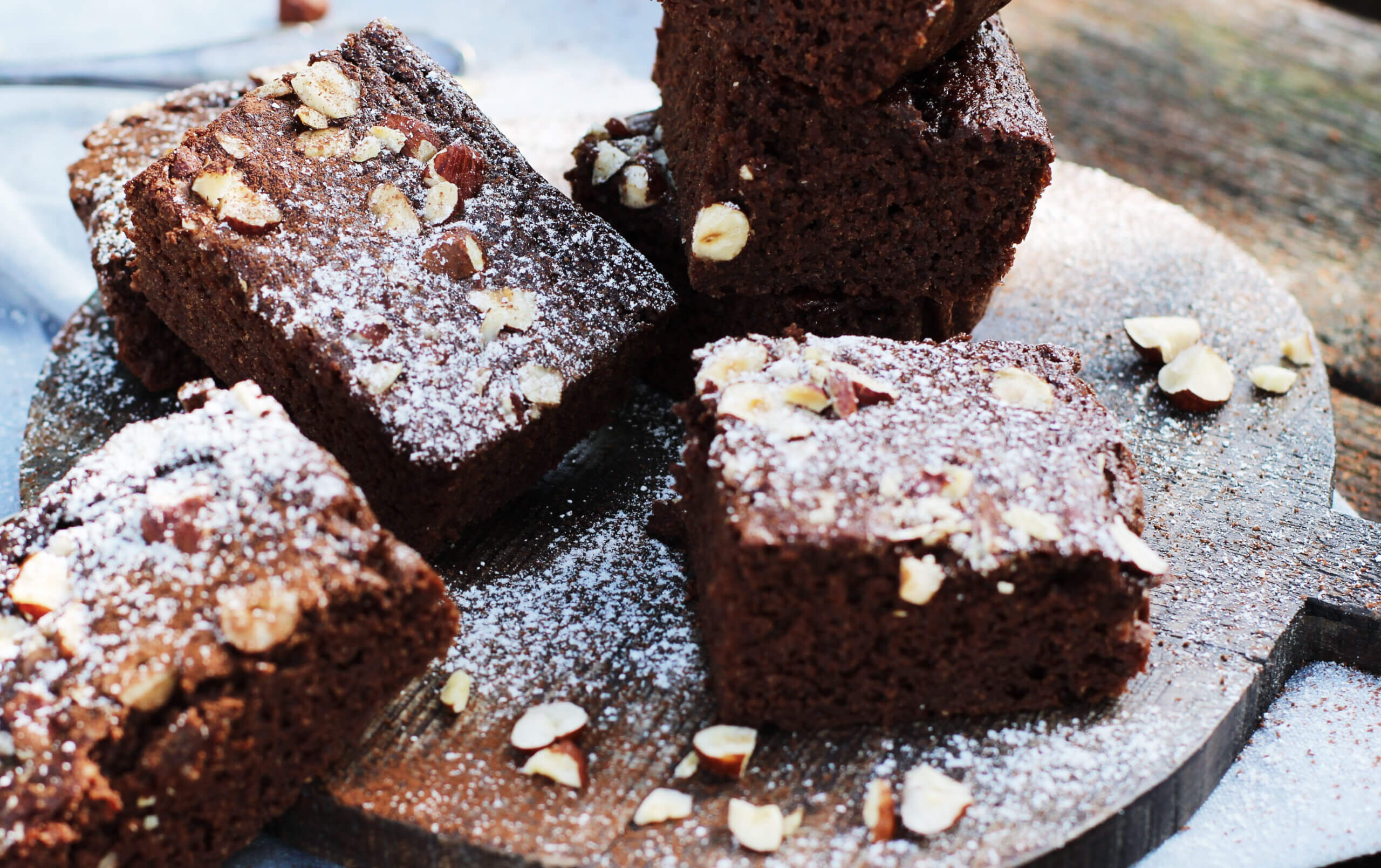 Saftige Apfel-Aprikosen Vollkorn-Brownies (S. 12)