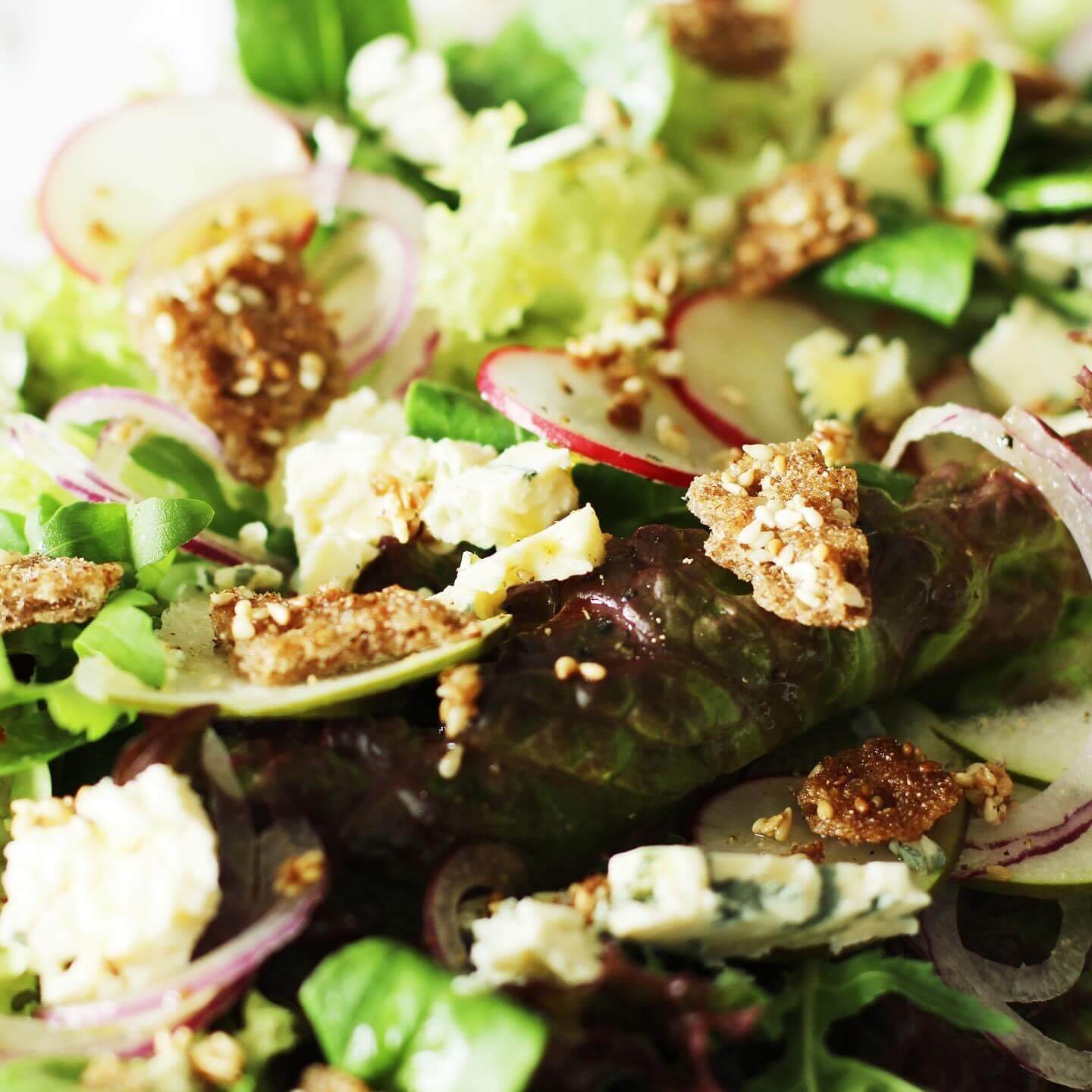 Herbstsalat mit Knäckebrot-Knusper