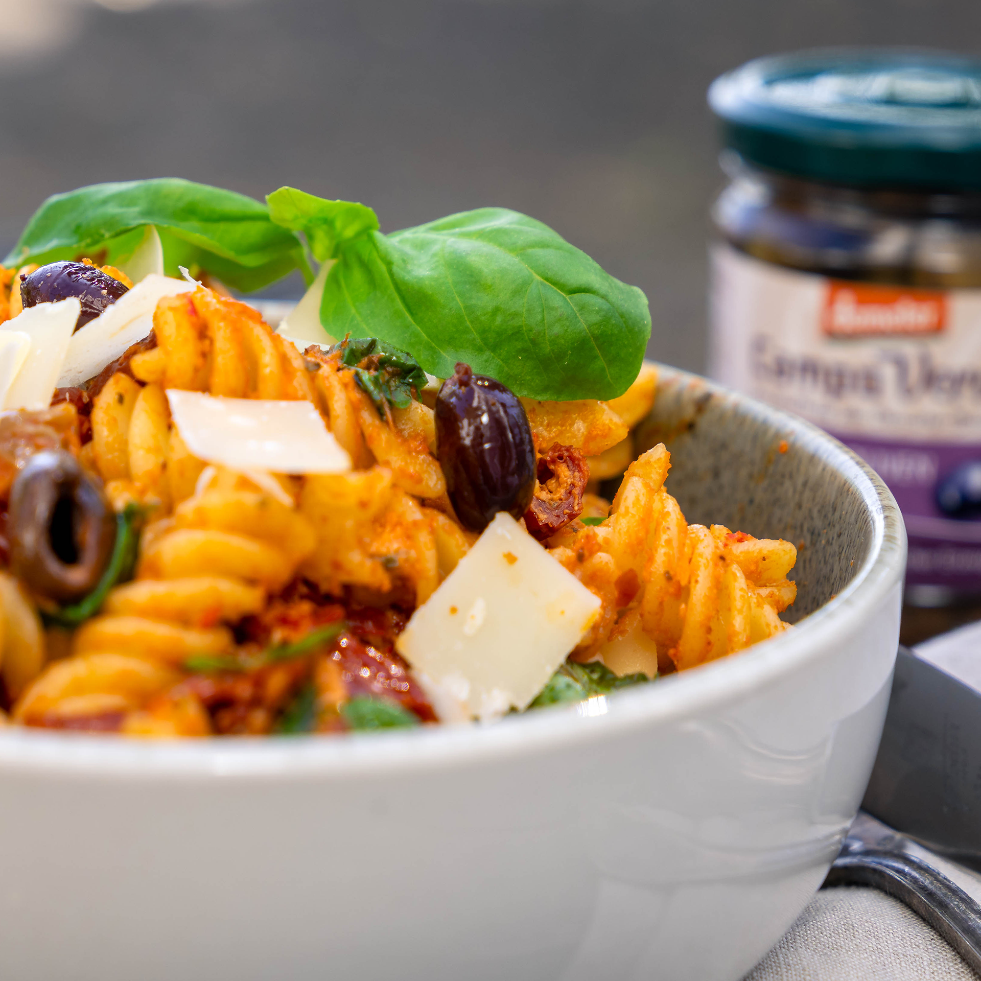 Mediterraner-Nudelsalat mit Basilikum-Tomate-Aufstrich