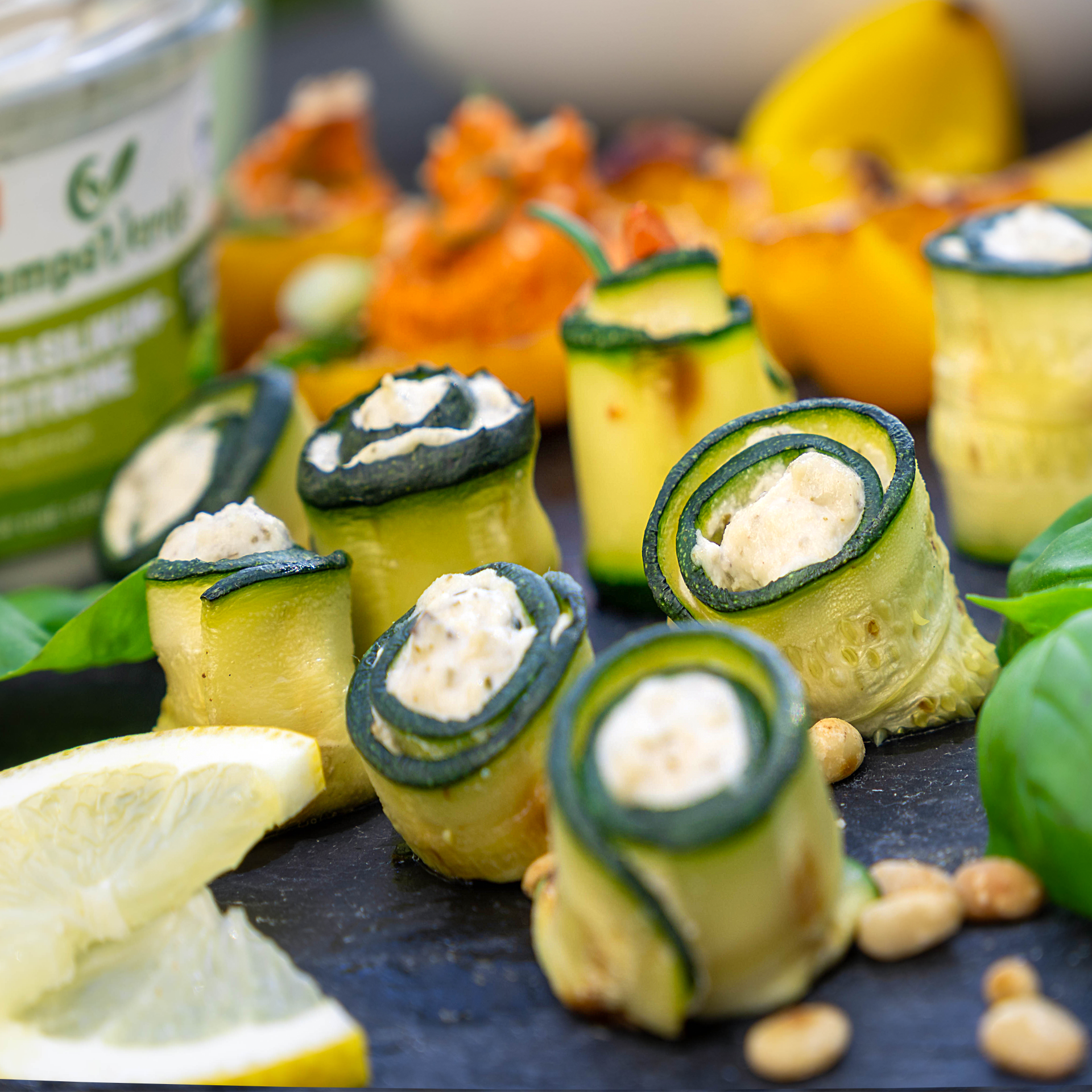 Zucchini-Röllchen mit Basilikum-Zitrone-Aufstrich