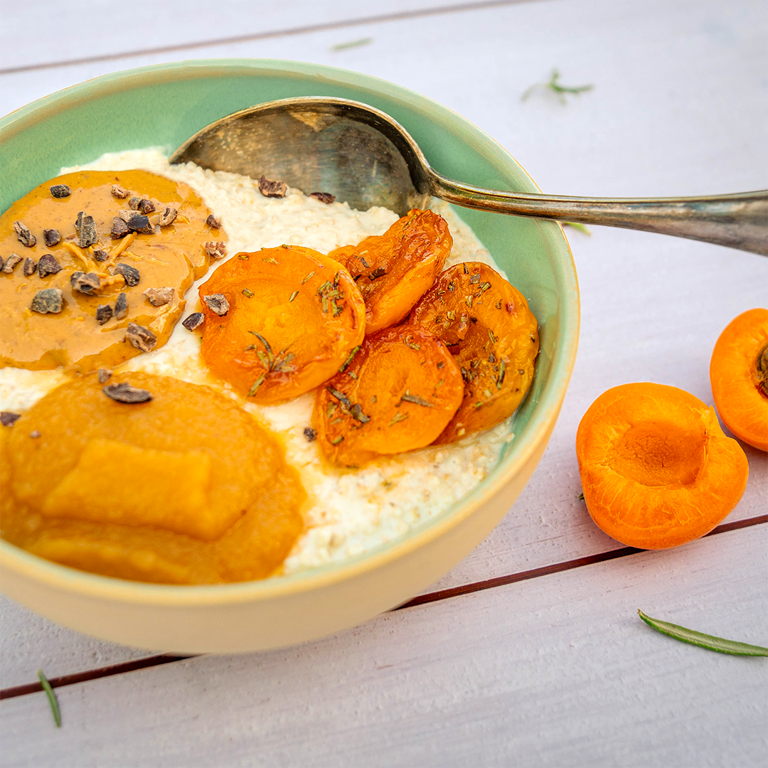 Porridge mit karamellisierter Rosmarin-Aprikose